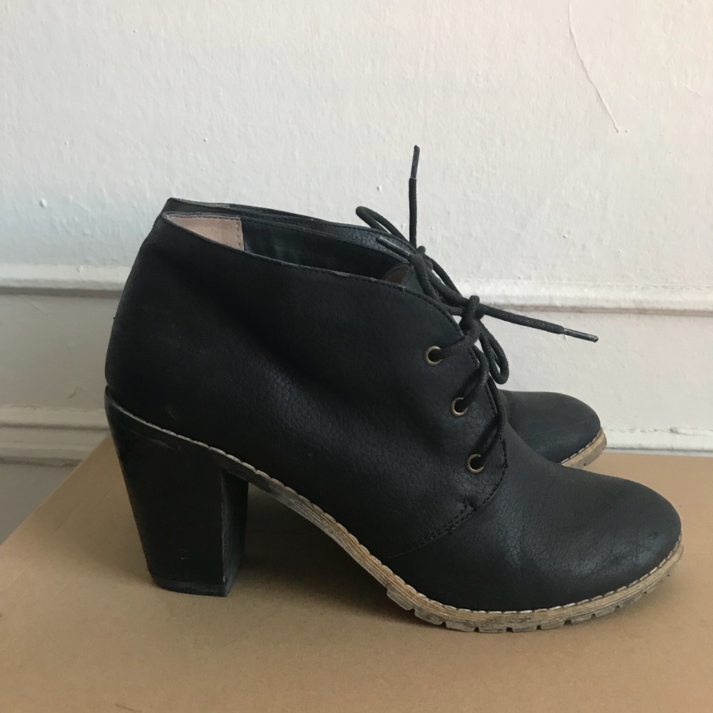 Restricted size 9 black heeled bootie